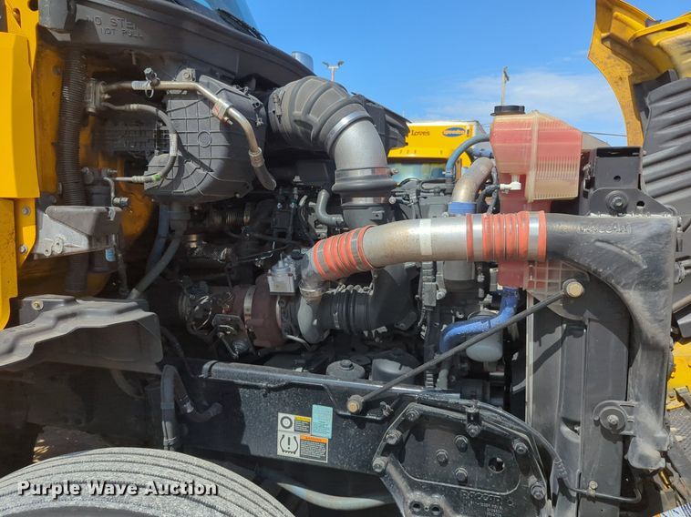 image for item NG9811 2020 Kenworth  T680 semi truck