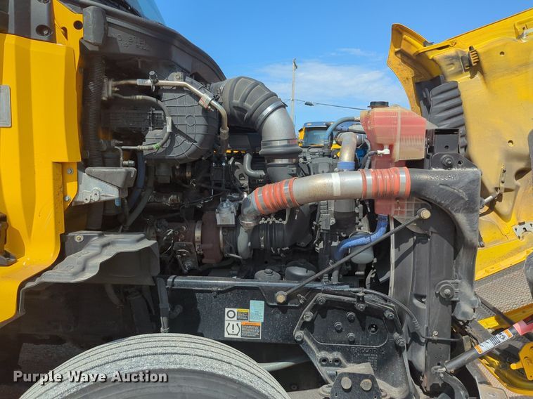 image for item NG9811 2020 Kenworth  T680 semi truck