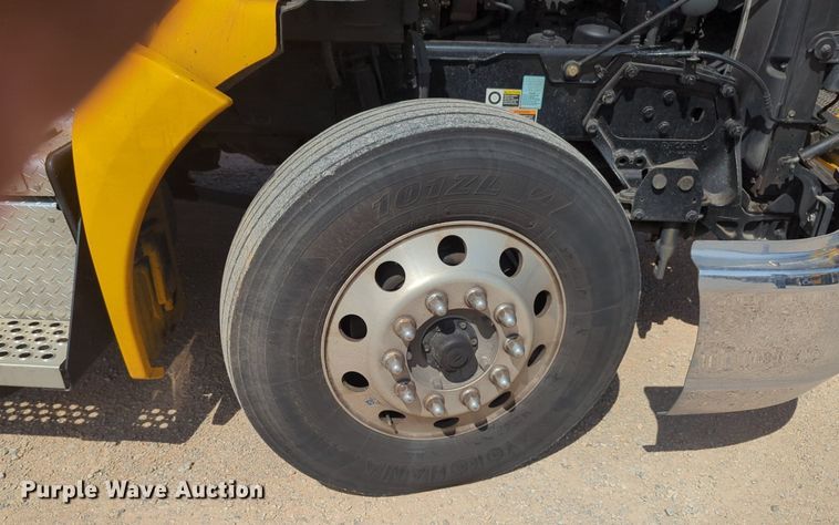 image for item NG9811 2020 Kenworth  T680 semi truck