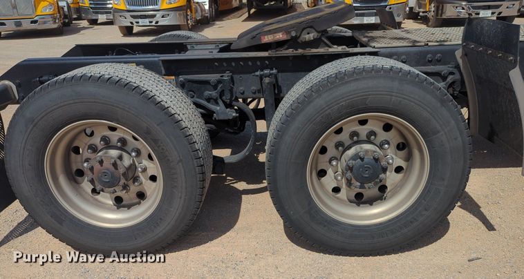 image for item NG9811 2020 Kenworth  T680 semi truck