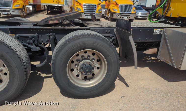 image for item NG9811 2020 Kenworth  T680 semi truck