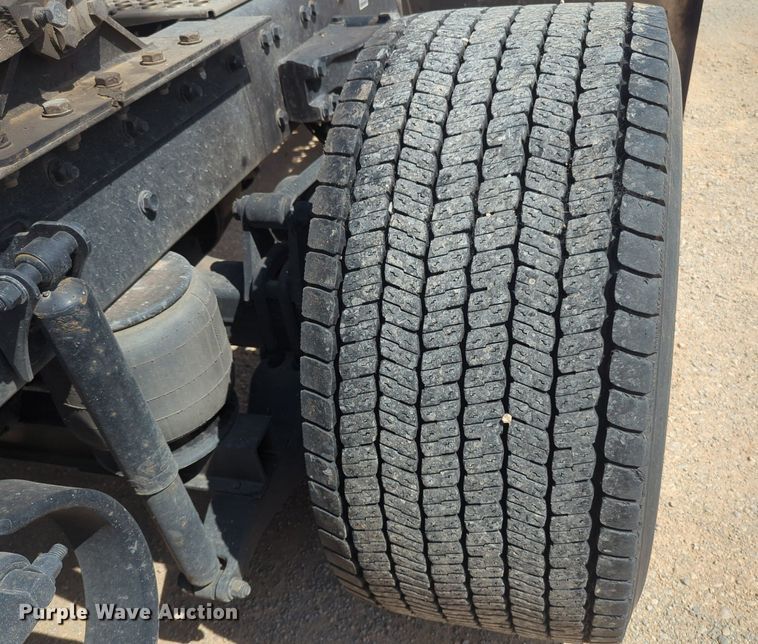 image for item NG9811 2020 Kenworth  T680 semi truck