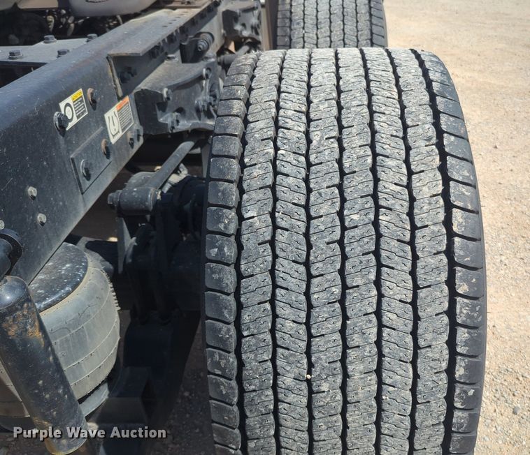 image for item NG9811 2020 Kenworth  T680 semi truck