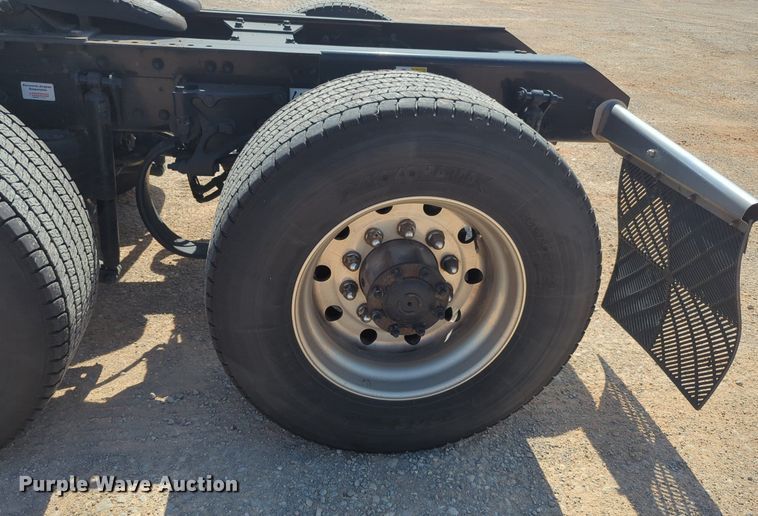 image for item NG9811 2020 Kenworth  T680 semi truck