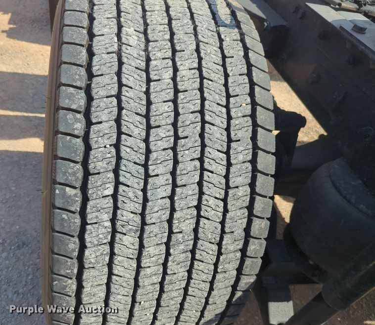 image for item NG9811 2020 Kenworth  T680 semi truck