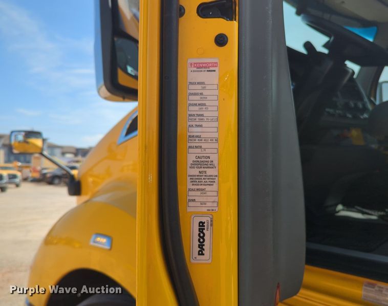 image for item NG9811 2020 Kenworth  T680 semi truck