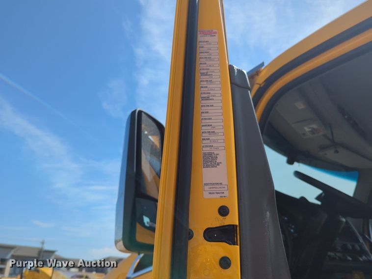 image for item NG9811 2020 Kenworth  T680 semi truck