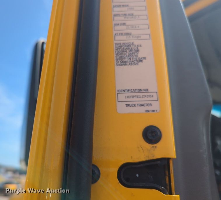 image for item NG9811 2020 Kenworth  T680 semi truck