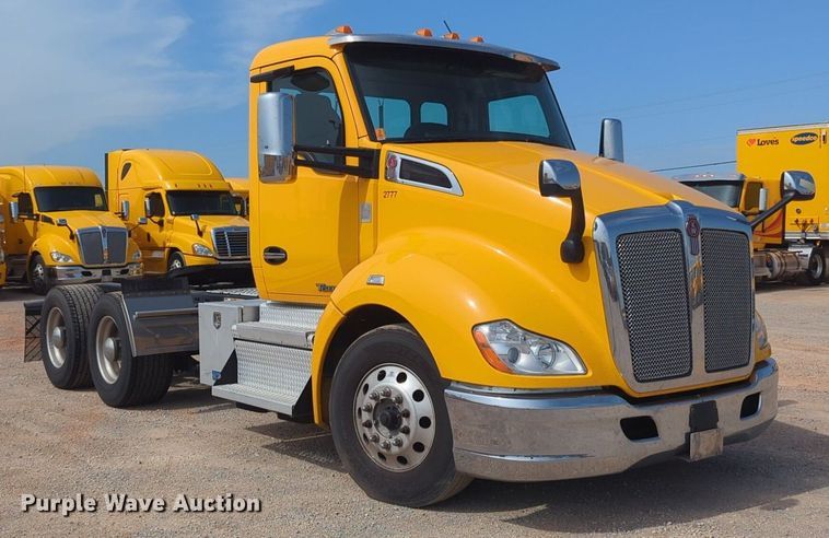 image for item NG9812 2020 Kenworth T680 semi truck
