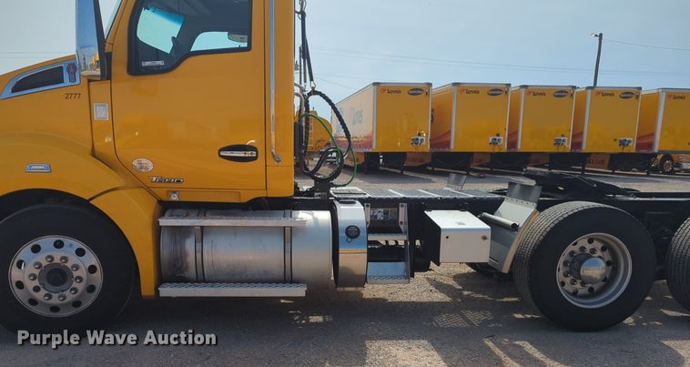 image for item NG9812 2020 Kenworth T680 semi truck