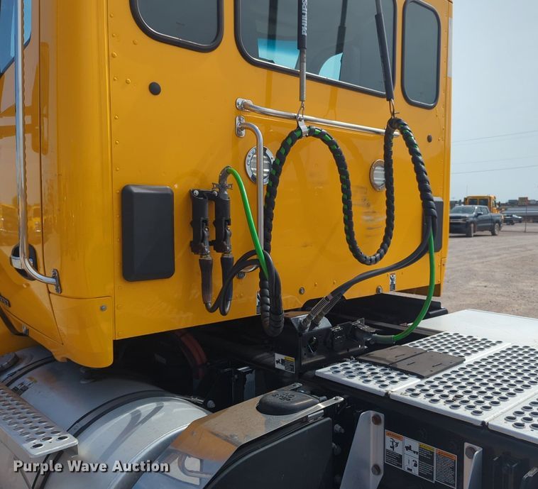 image for item NG9812 2020 Kenworth T680 semi truck