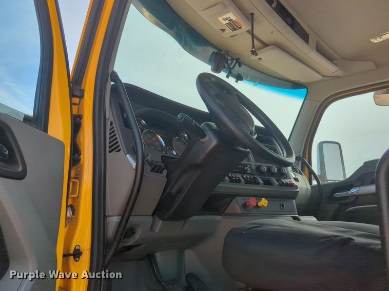 image for item NG9812 2020 Kenworth T680 semi truck