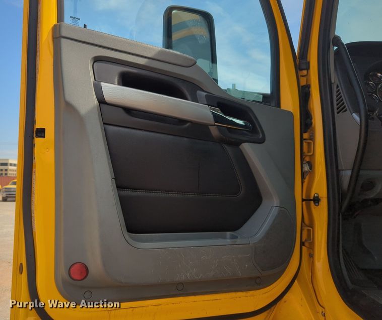 image for item NG9812 2020 Kenworth T680 semi truck