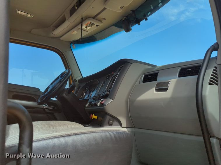 image for item NG9812 2020 Kenworth T680 semi truck