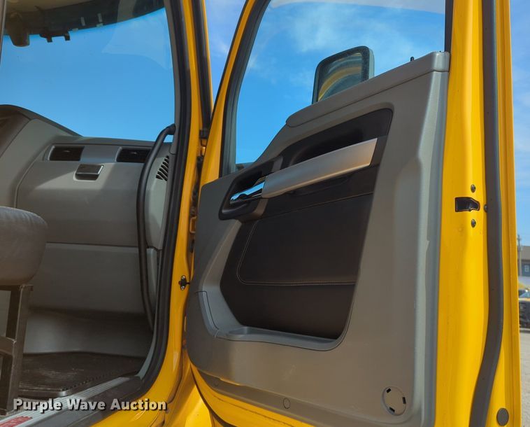 image for item NG9812 2020 Kenworth T680 semi truck