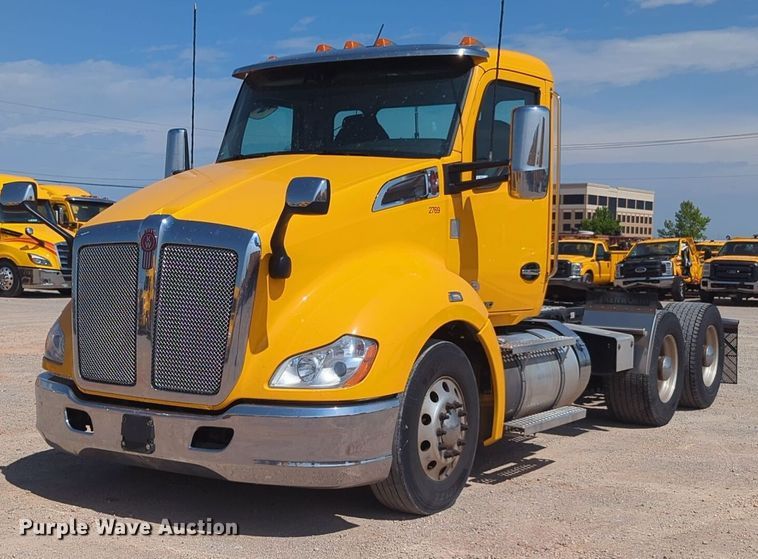 image for item NG9813 2020 Kenworth  T680 semi truck