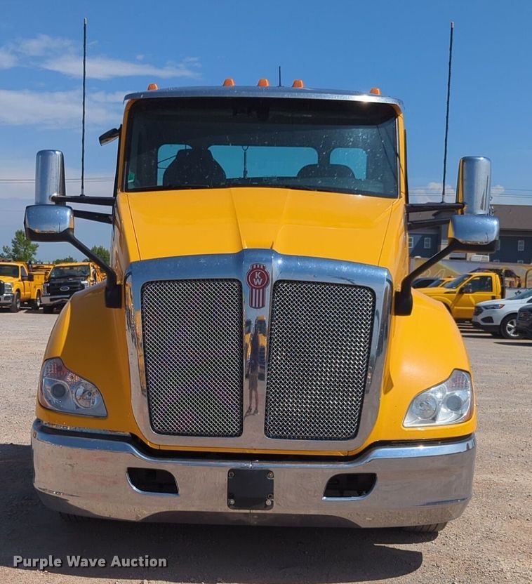 image for item NG9813 2020 Kenworth  T680 semi truck