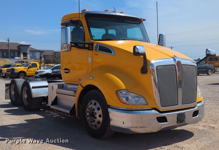 image for item NG9813 2020 Kenworth  T680 semi truck