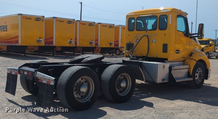 image for item NG9813 2020 Kenworth  T680 semi truck