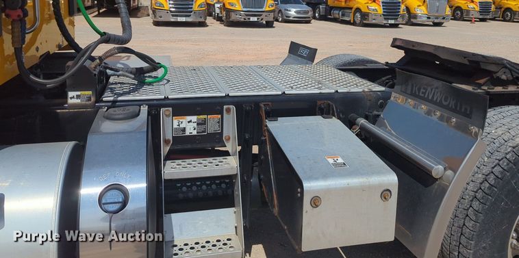 image for item NG9813 2020 Kenworth  T680 semi truck