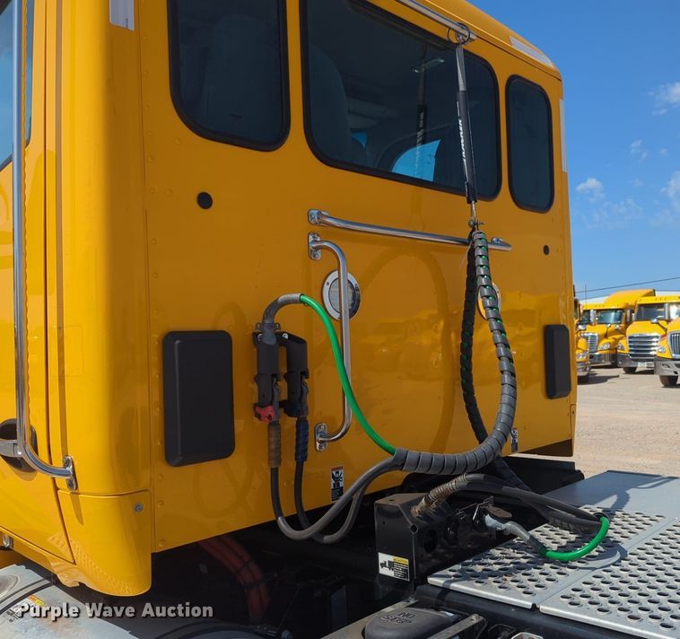 image for item NG9813 2020 Kenworth  T680 semi truck