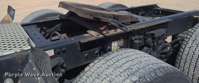 image for item NG9813 2020 Kenworth  T680 semi truck