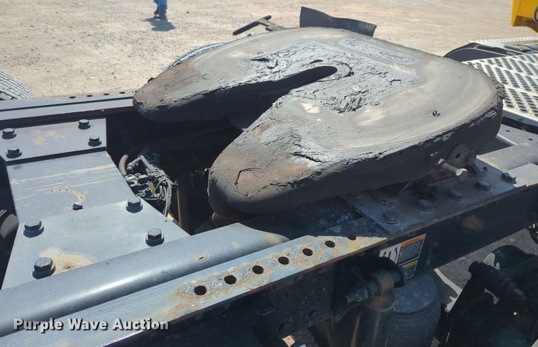 image for item NG9813 2020 Kenworth  T680 semi truck