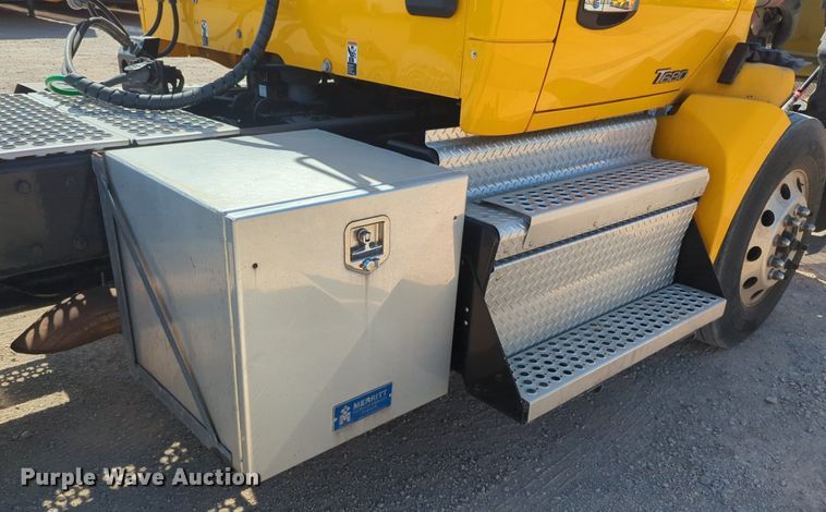 image for item NG9813 2020 Kenworth  T680 semi truck