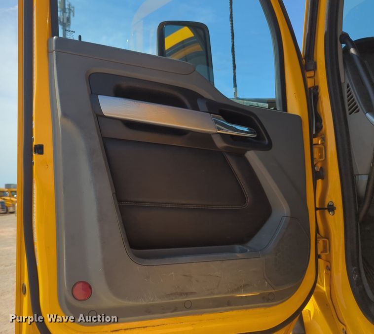 image for item NG9813 2020 Kenworth  T680 semi truck