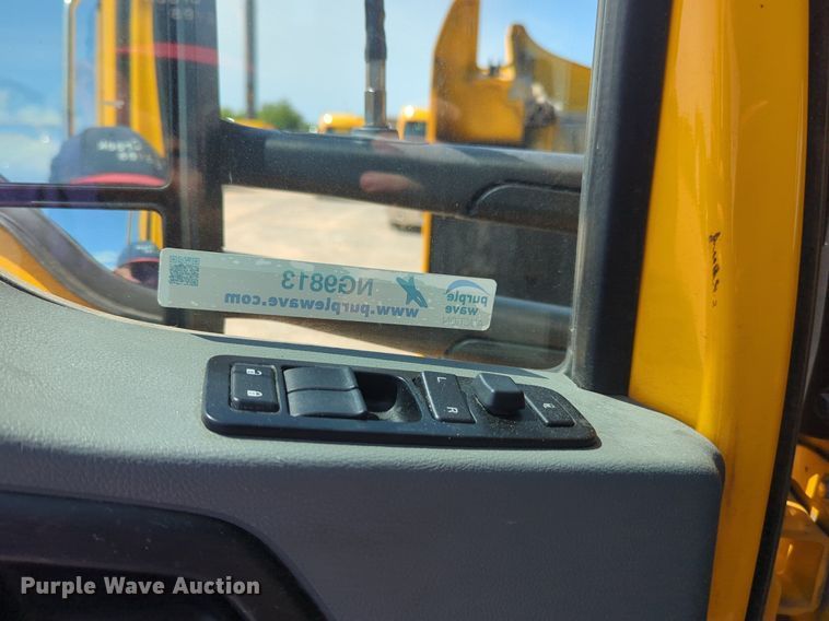 image for item NG9813 2020 Kenworth  T680 semi truck