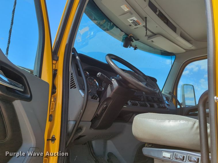 image for item NG9813 2020 Kenworth  T680 semi truck