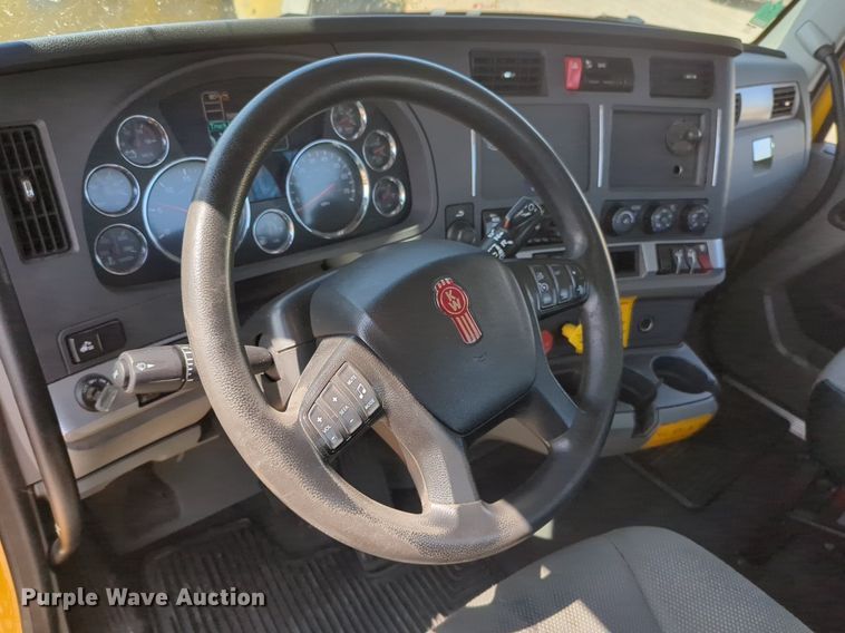 image for item NG9813 2020 Kenworth  T680 semi truck