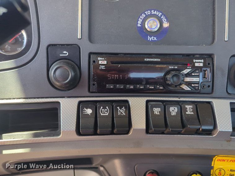 image for item NG9813 2020 Kenworth  T680 semi truck