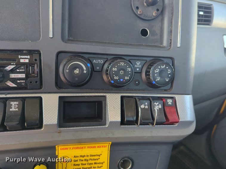 image for item NG9813 2020 Kenworth  T680 semi truck