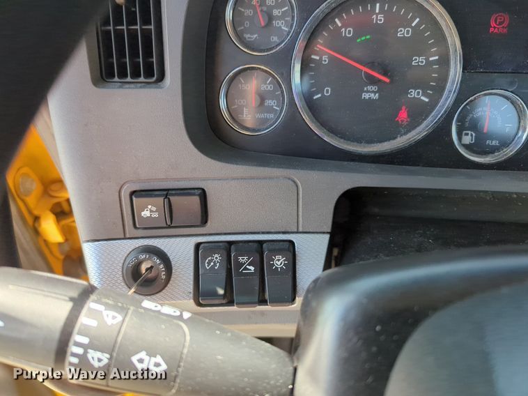 image for item NG9813 2020 Kenworth  T680 semi truck