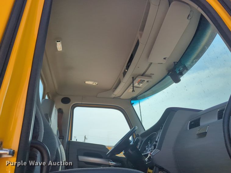 image for item NG9813 2020 Kenworth  T680 semi truck