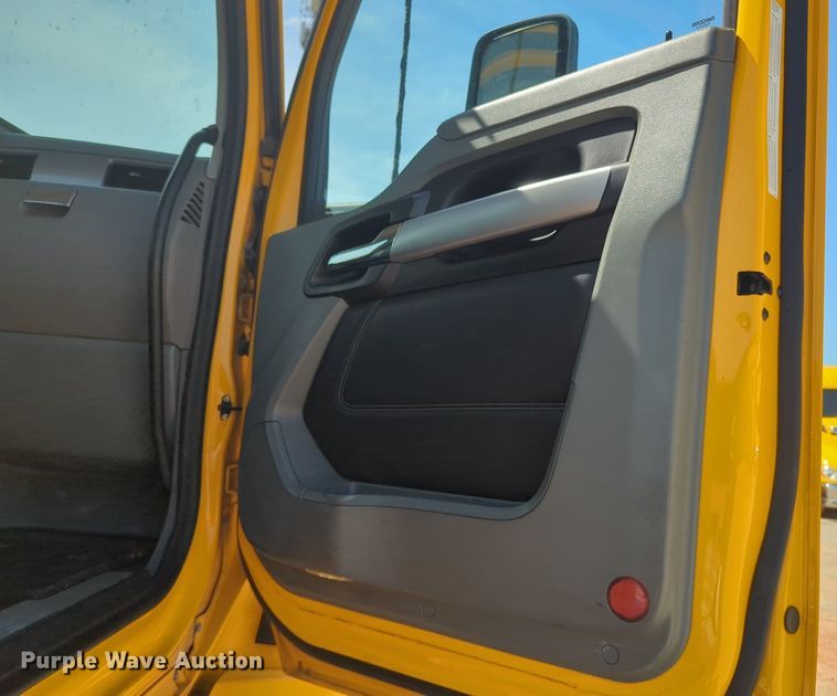 image for item NG9813 2020 Kenworth  T680 semi truck