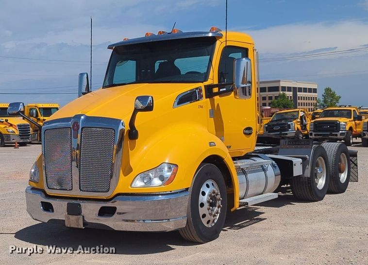 image for item NG9814 2020 Kenworth  T680 semi truck