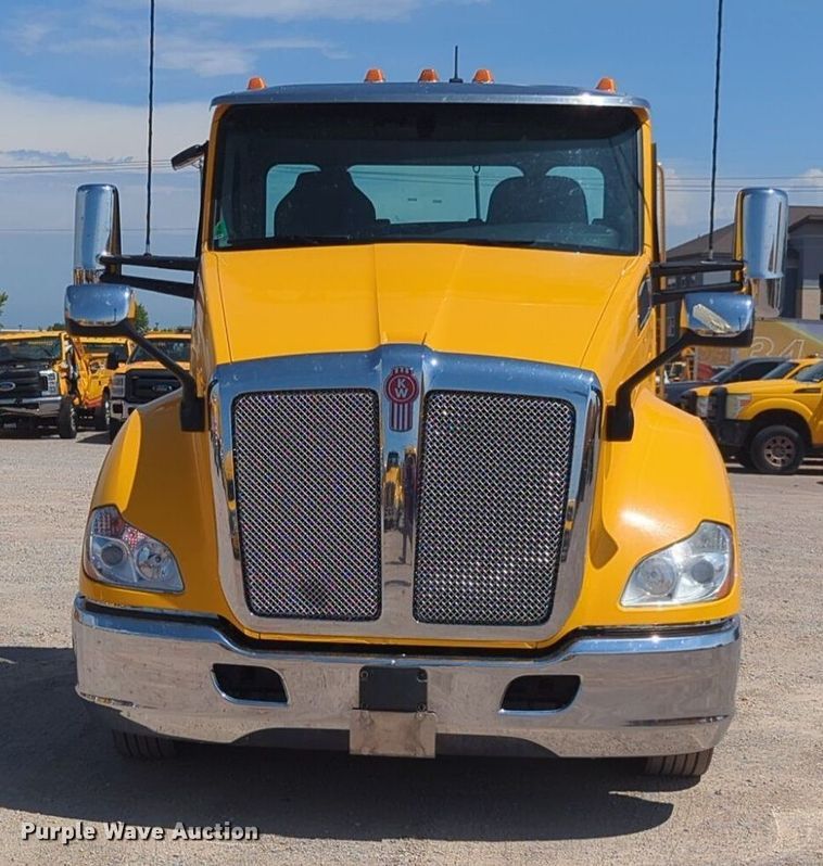 image for item NG9814 2020 Kenworth  T680 semi truck