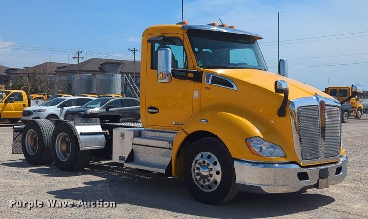 image for item NG9814 2020 Kenworth  T680 semi truck