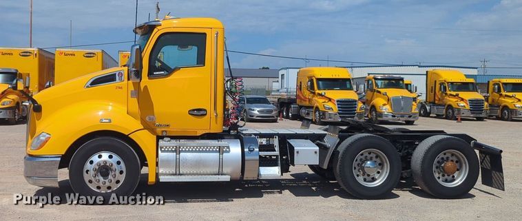 image for item NG9814 2020 Kenworth  T680 semi truck