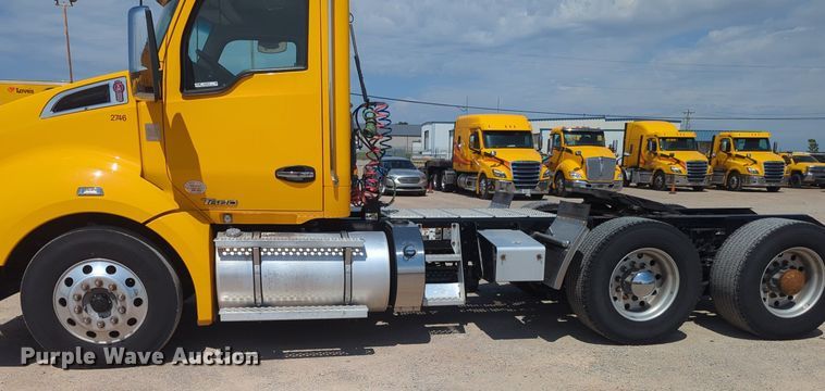 image for item NG9814 2020 Kenworth  T680 semi truck