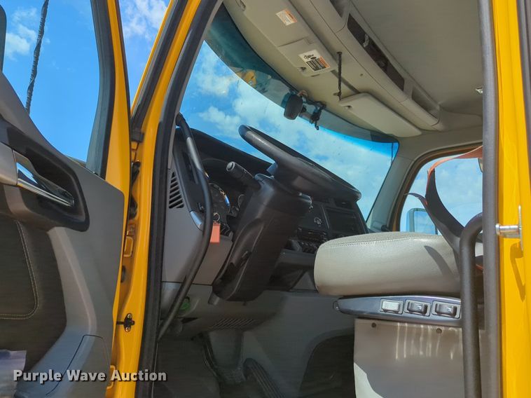 image for item NG9814 2020 Kenworth  T680 semi truck