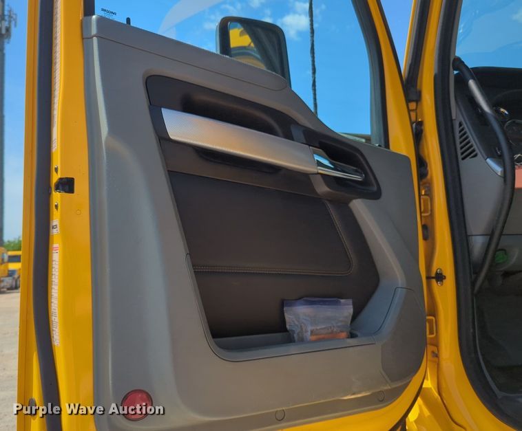 image for item NG9814 2020 Kenworth  T680 semi truck