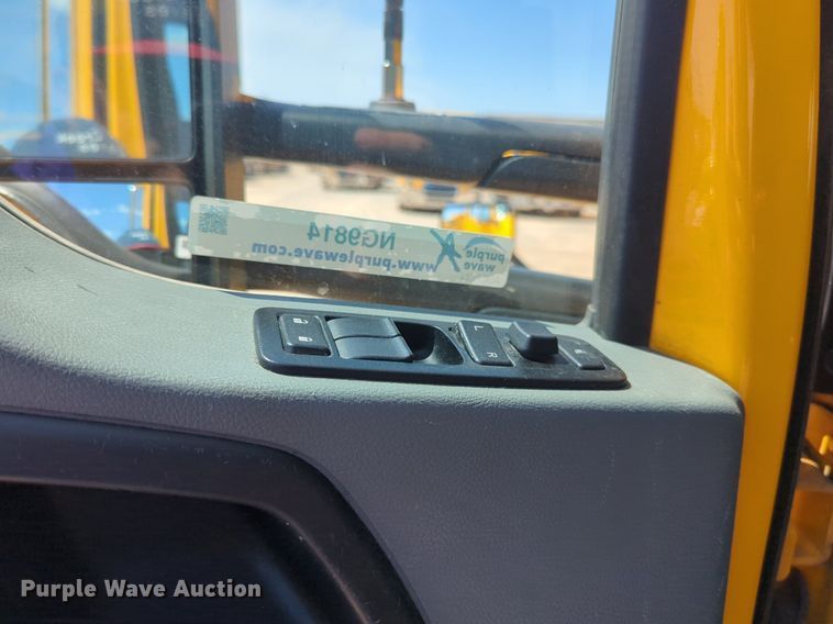 image for item NG9814 2020 Kenworth  T680 semi truck