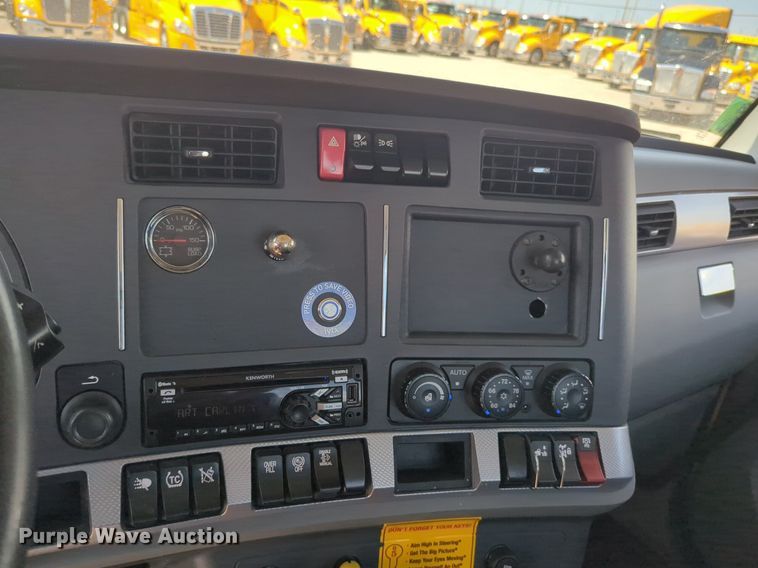 image for item NG9814 2020 Kenworth  T680 semi truck