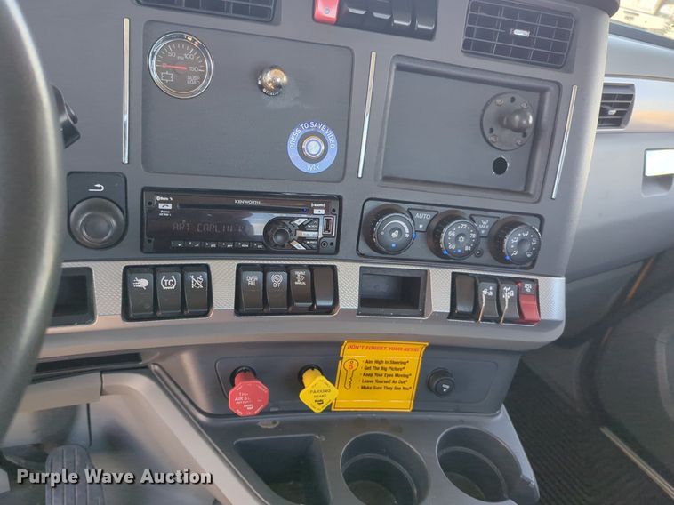 image for item NG9814 2020 Kenworth  T680 semi truck