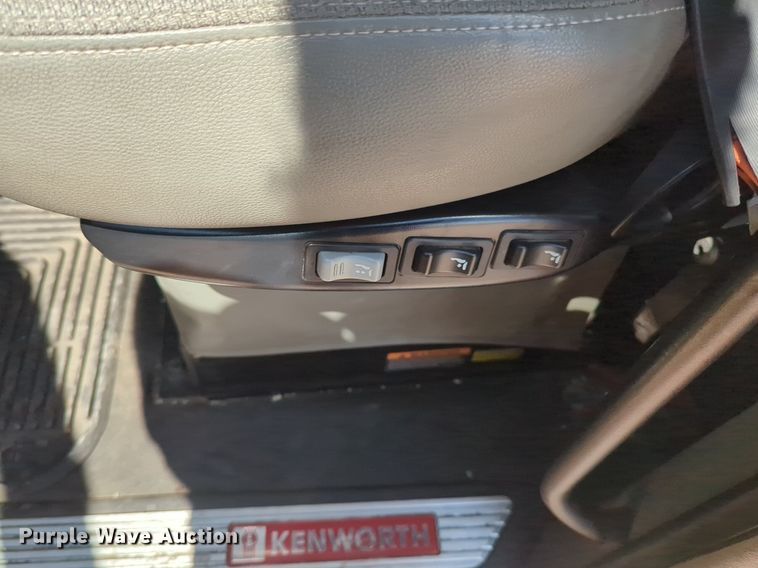 image for item NG9814 2020 Kenworth  T680 semi truck