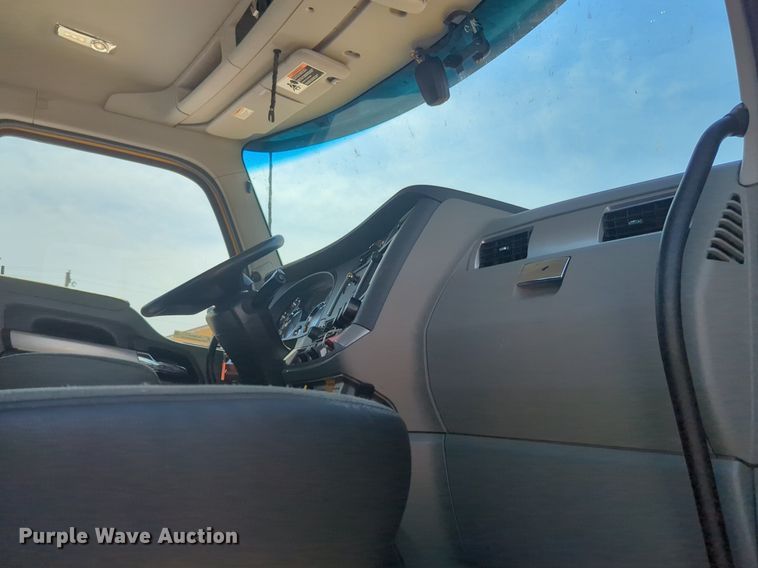 image for item NG9814 2020 Kenworth  T680 semi truck