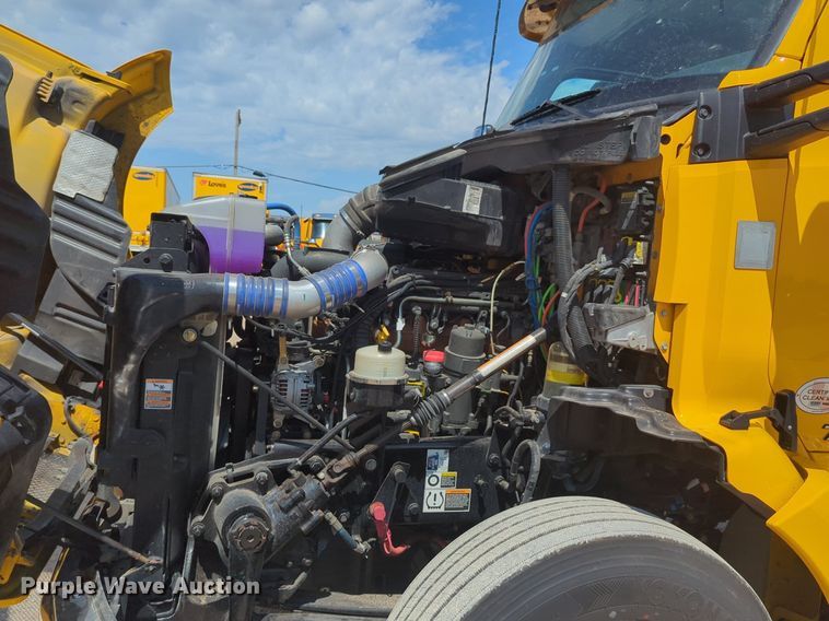 image for item NG9814 2020 Kenworth  T680 semi truck